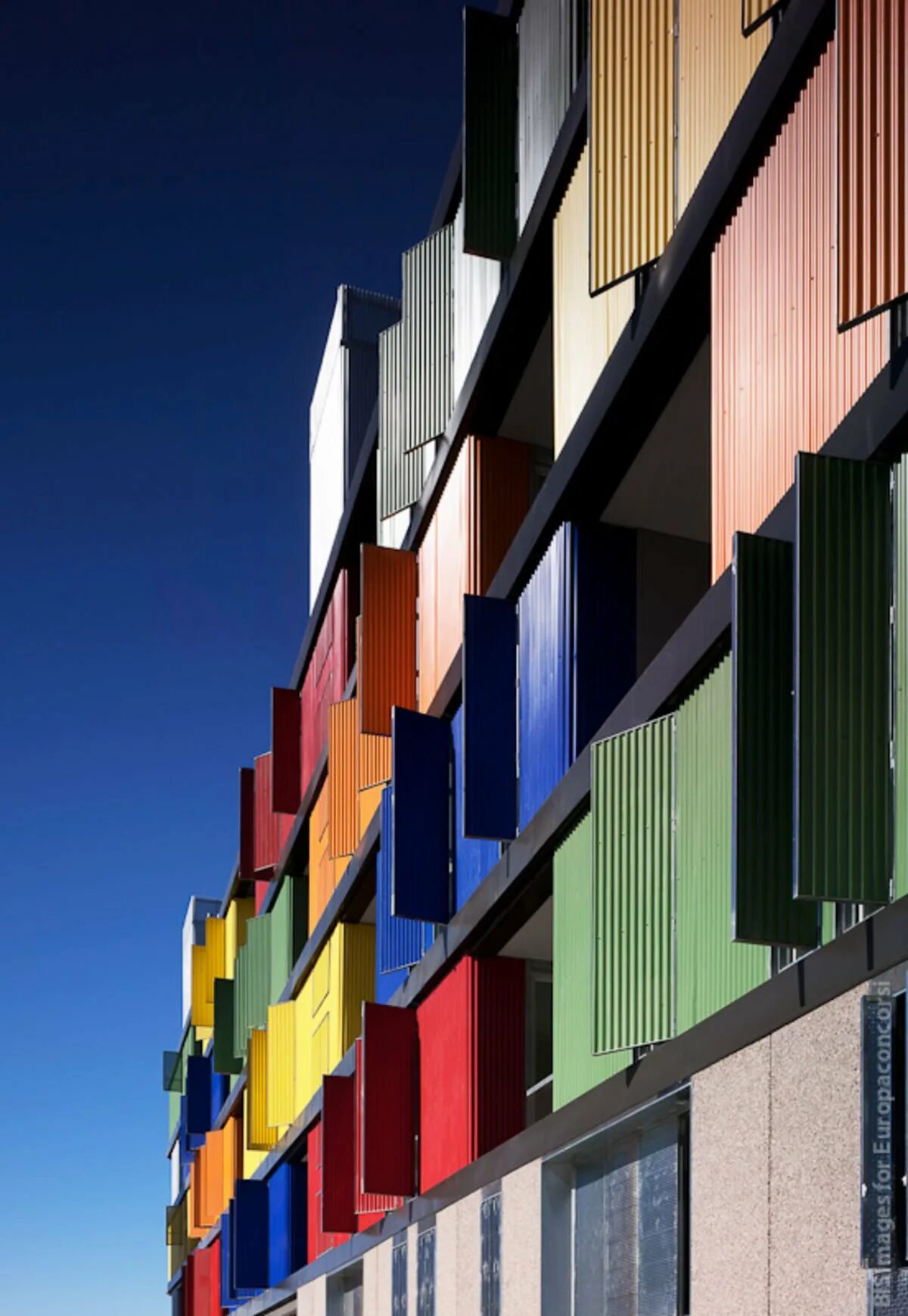Купить фасад яркая жизнь. Amann-Cánovas-Maruri» в Мадриде. Яркие фасады. Яркие фасады зданий. Разноцветный фасад.