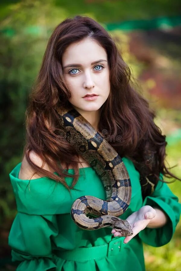 Как стать змеей. Девушка змея. Фотосессия со змеями. Девушка брюнетка змея. Фотосессия со змеей на природе.