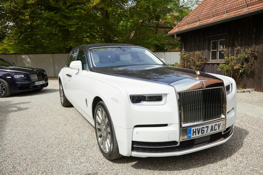 Белый роллс ройс. Роллс Ройс Фантом. Роллс Ройс Фантом белый. Rolls Royce Phantom белый. Rolls Royce Phantom 8 белый.