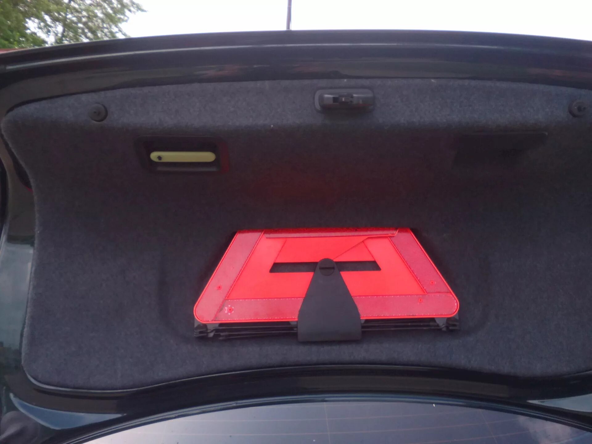 Открытый багажник Ауди а4. Открытый багажник Ауди а6. Задняя полка Audi a4 b6. Держатель аварийного знака Audi a8.