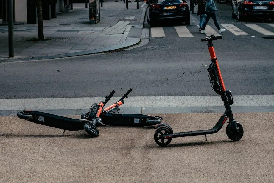 Электросамокат катаются. Номера на электросамокатах. G-scooter электросамокат. Самокат транспортное средство. Человек на электоро самокате.