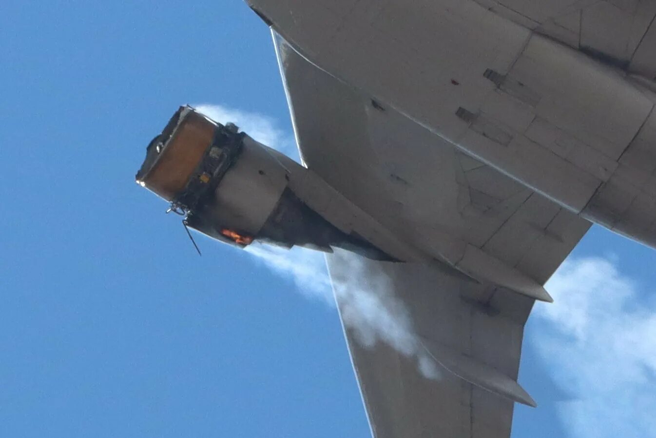 Я ща высоко как боинг. Двигатель самолета боинг 777. аварийная авиационная турбина боинг 777. boeing 777 загорелся двигатель. двигатель боинга 777 на 747.