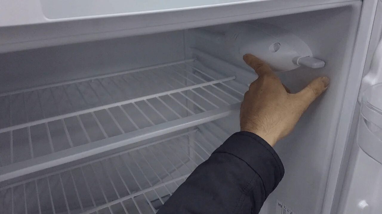 Морозильная камера Атлант ноу Фрост. Холодильник Индезит двухкамерный кнопка разморозки. Холодильник Стинол морозильная камера кнопка. Холодильник-морозильник Бико неофост. Как разморозить морозилку атлант