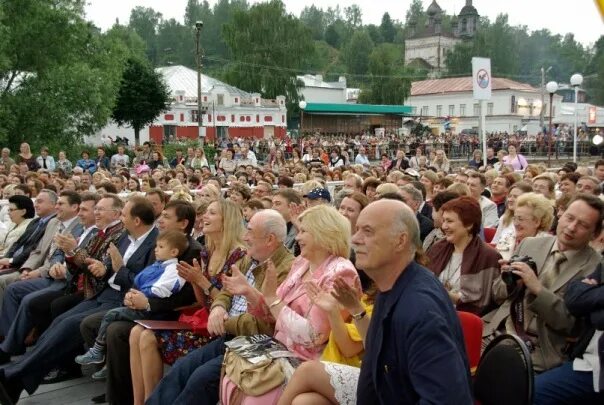 Плес на волге льняная палитра. Фестиваль в плесе. Плес фестиваль шаляпина. Льняная палитра 2023 плес. Театр мод плес на волге.