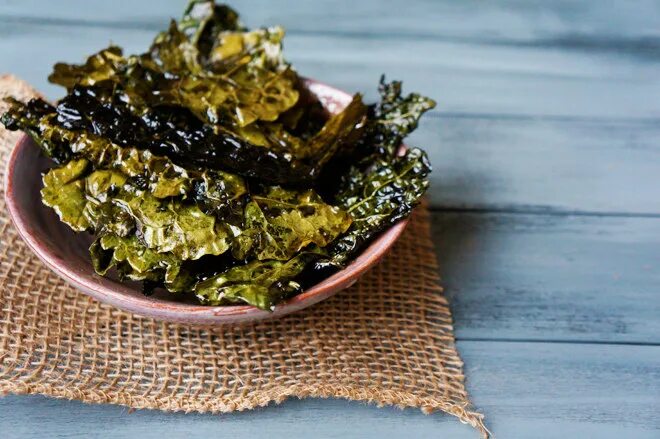 Чипсы кейл. Kale chips. чипсы из кейла. чипсы из кудрявой капусты. чипсы из капусты кейл.