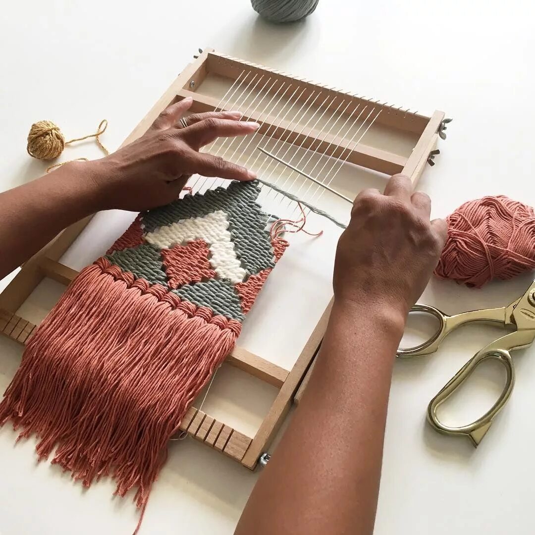 современное ткачество. рукоделие ткачество. ткацкий станок гуцул карпаты. ткацкое мастерство. мастер класс по ткачеству на станке.