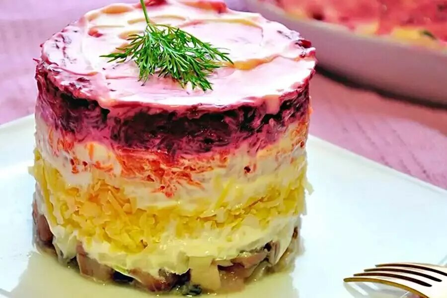 Как сделать вкусную селедку под шубой. Селедка подшуба. селёдка под шубой классический. селёдка под шубой порционно. сельдь под шубой порционно.