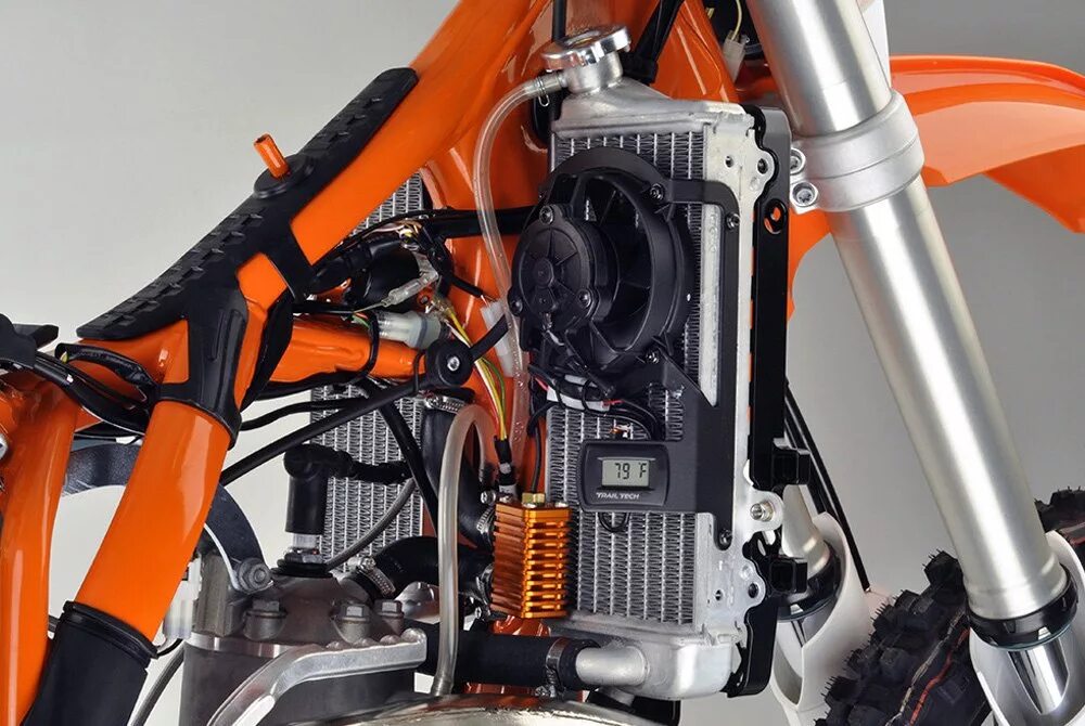Ктм 125 ехс. Ktm 300 exc охлаждение. Установка ктм. Крепление радиатора ктм 250. Ktm sx 125.