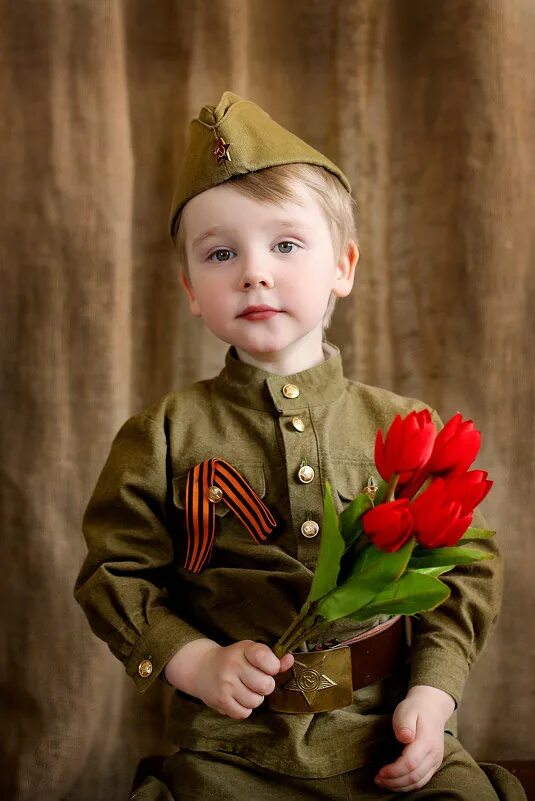 Мальчик на дне победы. Дети в военной форме. Мальчик в военной форме. Мальчик п в военной форме. Детская фотосессия в военной форме.