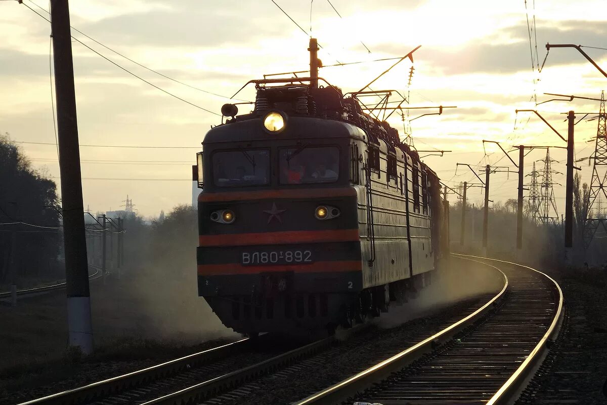 Поезд едет туда. Электровоз вл 80 ночью. Вл10 913. Электровоз вл80с РЖД. Вл 80 арт.