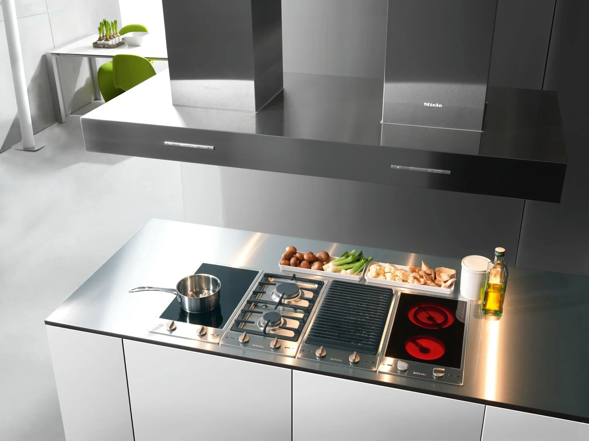 Комплект встроенной электрической техники для кухни. Miele CS 1212-1. Варочная панель Домино Miele. Встраиваемая техника Miele. Варочная панель с вытяжкой Miele.