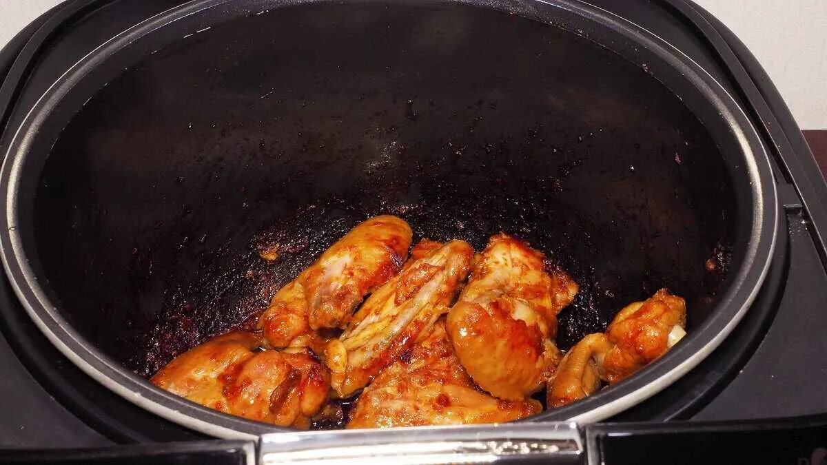 Крылья запеченные в духовке. Крылья в мультиварке. Крылышки барбекю. Жареная курица в мультиварке. Жареная курица в мультиварке.