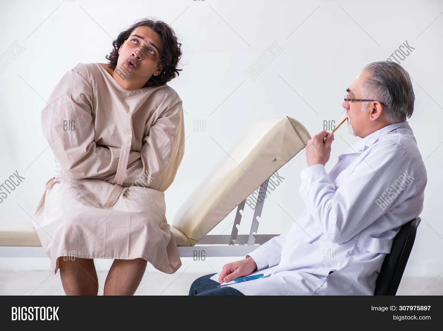 Психолога вызывали. Вызов врача психиатра на дом. Старушка у врача. Психиатр для пожилого человека. Пожилые люди с психиатром.