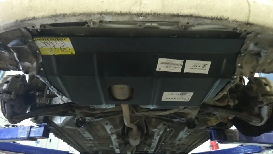 Защита двигателя тойота ярис 2006. Защиты двигателя тойота ярис. Vitz 4wd 2008 днище. 3. 3.