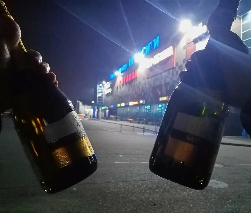 Пьянка ночью. Пиво в руке на улице. Напиток на вечер алкогольный. Пьянка ночью. Пьянка ночью.