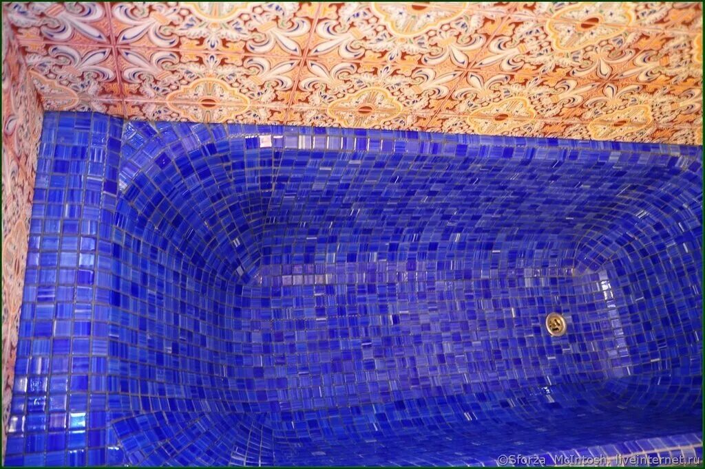 Чем можно обклеить ванну. Чугунная ванна отделанная мозаикой. Ванная обложенная мозаикой. Облицовка чугунной ванны мозаикой. Обклеить ванну мозаикой.