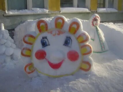 Гусеница из снега в детском
