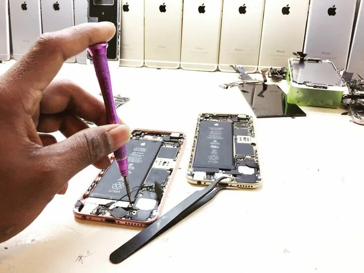 Мастер по ремонту техники apple. Мастерские ремонт айфонов. Большая садовая 5 ремонт айфонов. Ремонт смартфонов. Iphone repair.