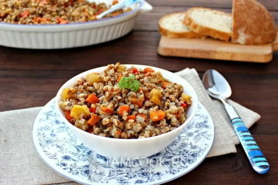 С какими овощами сочетается гречка. Гречка с овощами. крупа с овощами. гречневая каша. гречневая каша с кабачком.