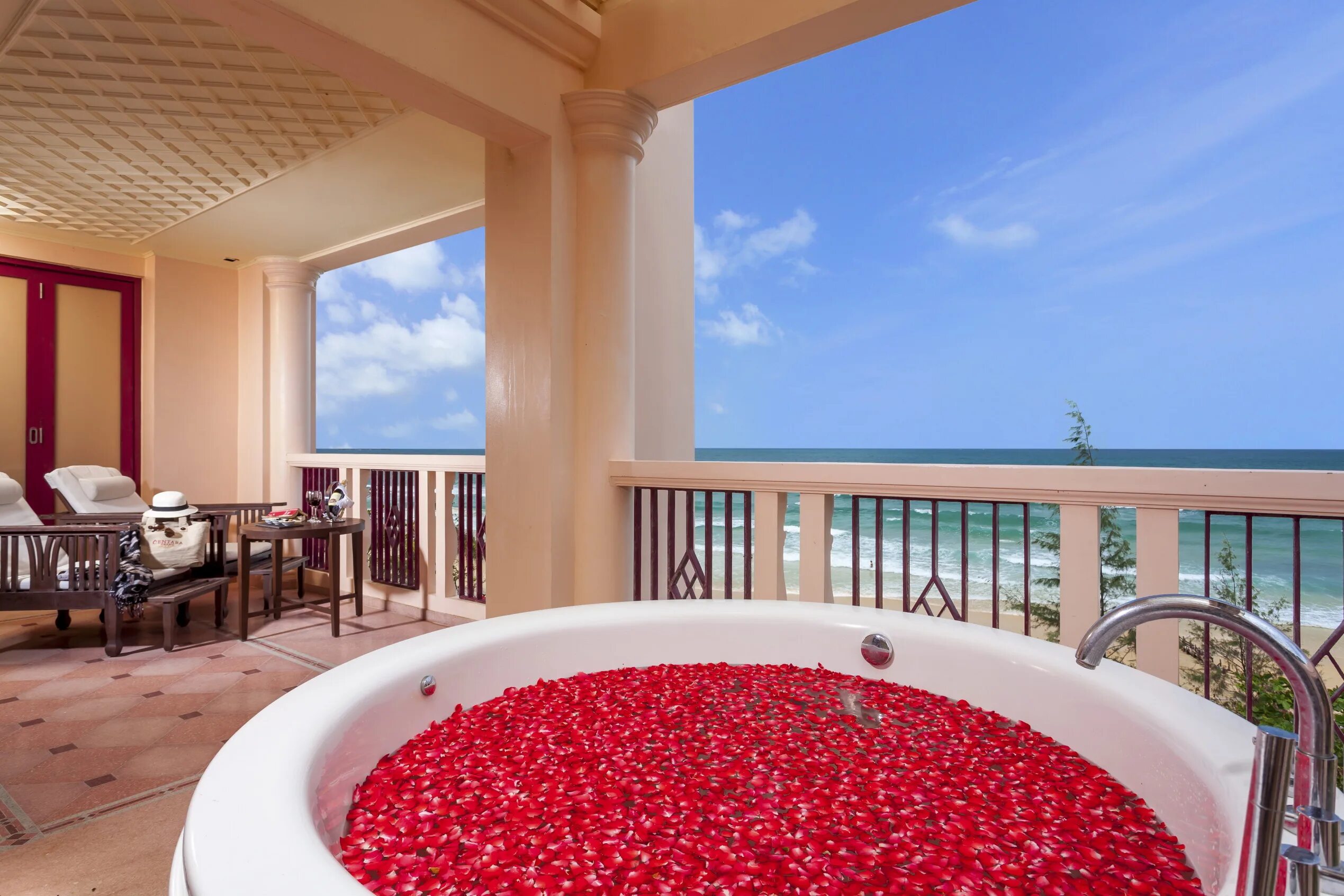 Сентара бич пхукет. Отель centara grand beach resort phuket. Centara grand beach resort phuket. Centara grand beach resort phuket 5 пхукет карон. Отель centara grand beach resort.