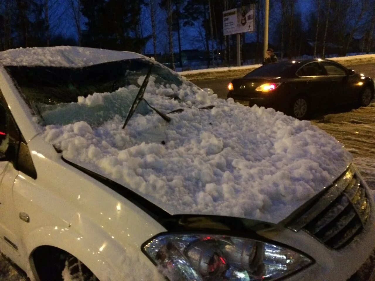 Глыба льда автомобиль. Снежная глыба. Снег на крыше машины. Снег падает на машины.