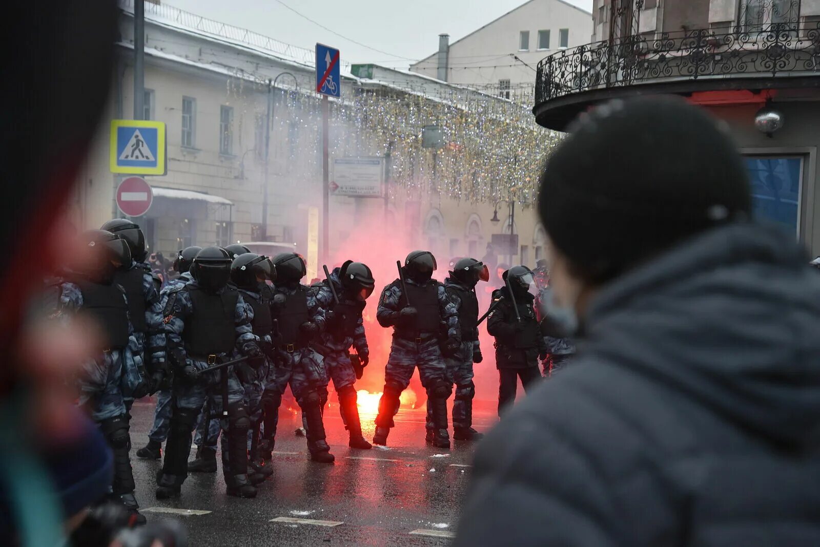 Протесты в России. Протесты в Москве 23 января 2021. Провокаторы в толпе. Митинги на Цветном бульваре ОМОН. Москва стычки