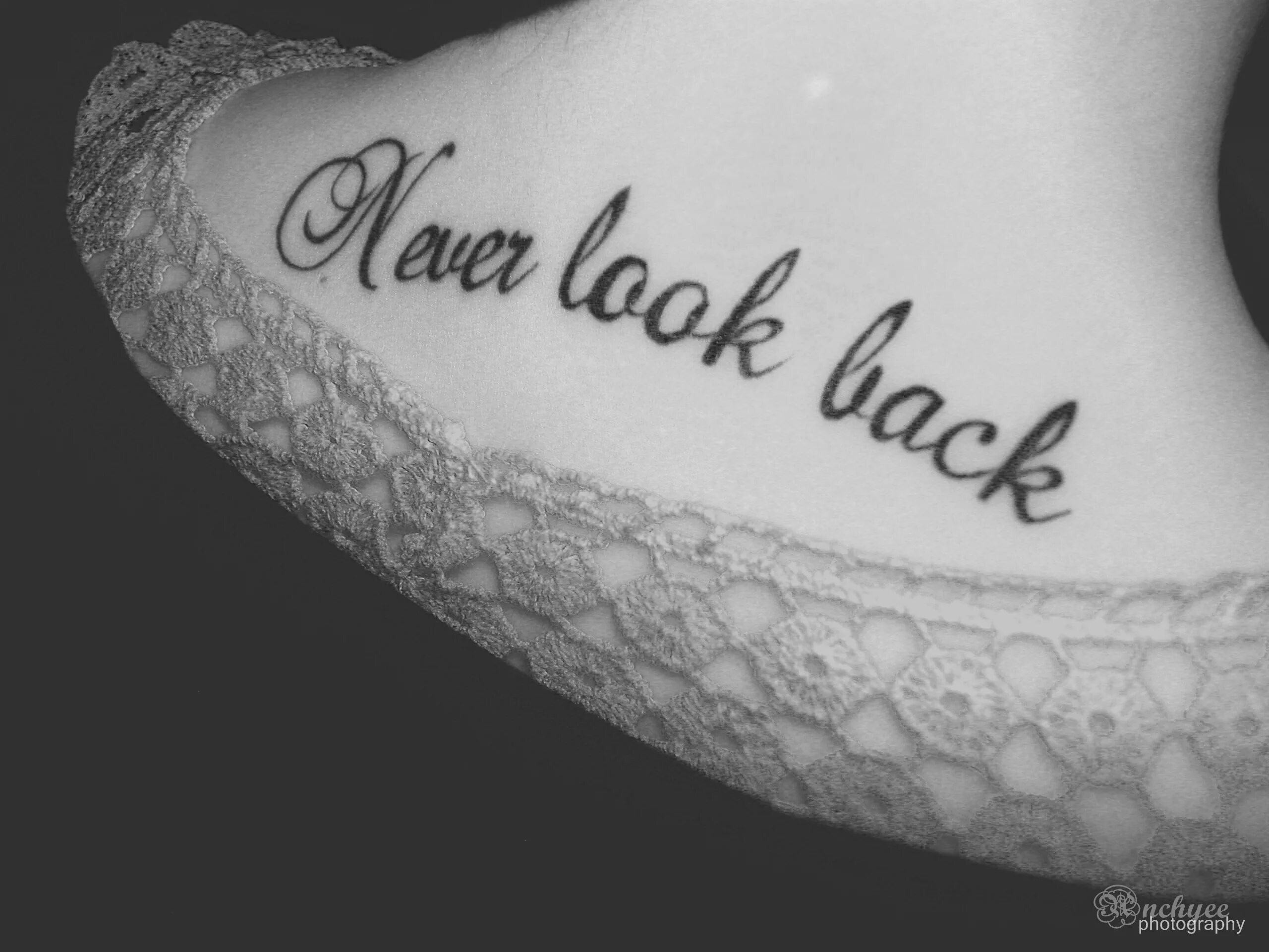 Тату никогда. Татуировка never look back. Тату надпись never look back. Never look back тату на руке.