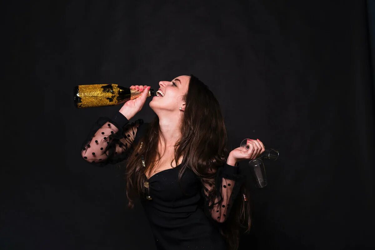 Девушка с бутылкой шампанского. Фотосессия с бутылкой шампанского. Девушка с бутылкой шампанского в руках. Девушка с бокалом шампанского. Drinking champagne