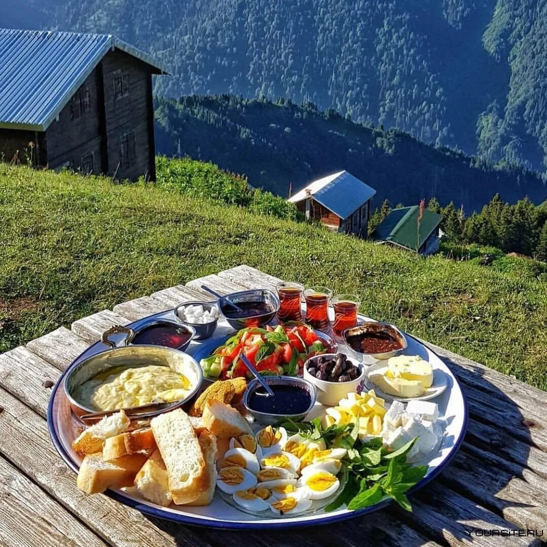 Утро пикник. Красивый завтрак на природе. Красивый завтрак. Обед на природе. Вкусный обед на природе.