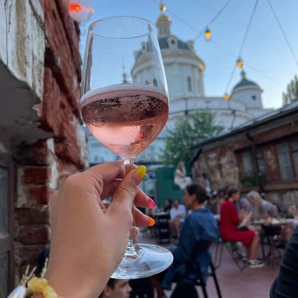 Интеллигенция бар фото. Интеллигенция таганка. Интеллигенция таганка. Таганская станция надпись. Интеллигенция бар двор.