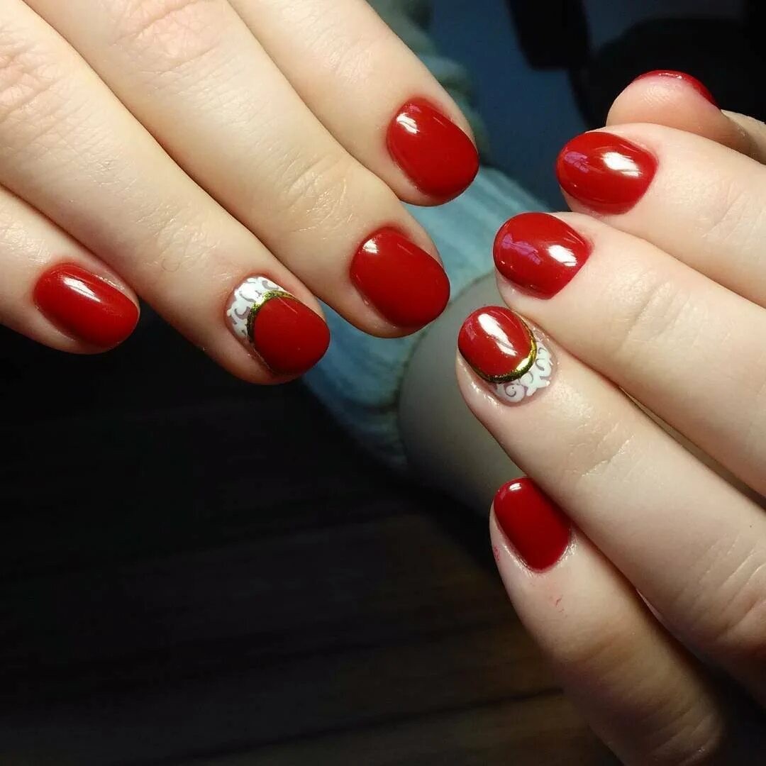 Красные ногти. Красный маникюр. Классический красный маникюр. Шеллак красный. Маникюр шеллак.