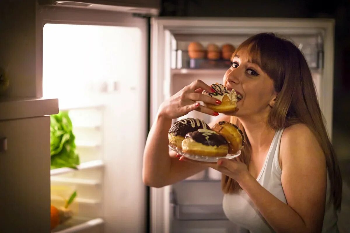 Моя девушка много есть. Переедание. Девушка ест. Обжорство. Девушка возле холодильника.