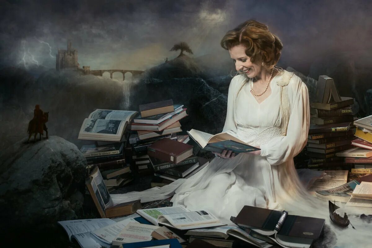 Книга старая жена. Дама с книгой. Женщина с книгой. Дама с книжкой. Женщина с книгой картина.