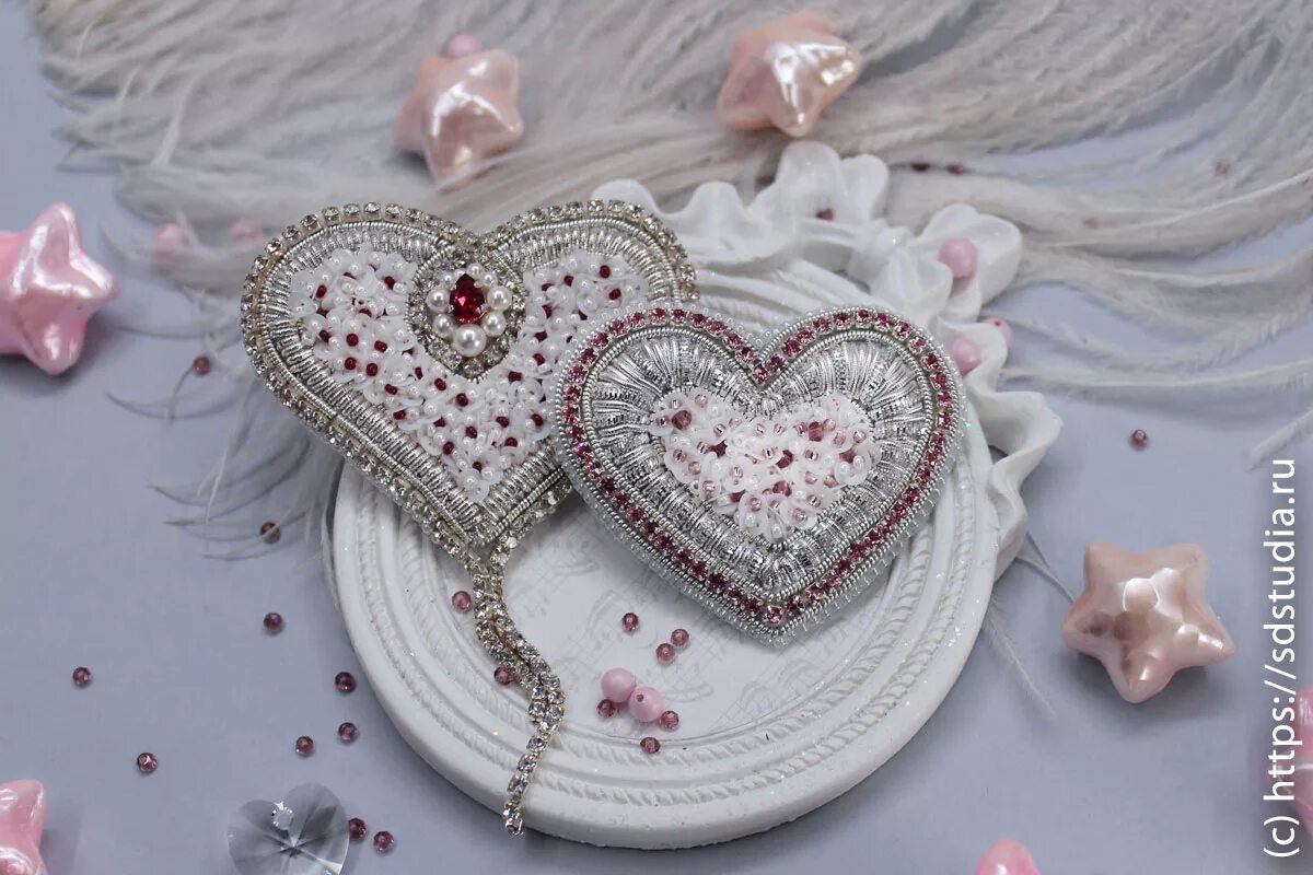 Вышивка сердечко. Брошь из бисера на фетре. Вышивка бисером сердце. Брошь бисер сердце. Брошь сердце.
