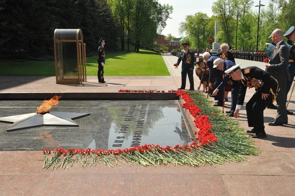 Почему мемориал могила неизвестного солдата имеет важнейшее. Мемориал могила неизвестного солдата. Обелиск в Москве неизвестного солдата. Памятник могила неизвестного солдата в Москве. Мемориал неизвестному солдату в Москве.