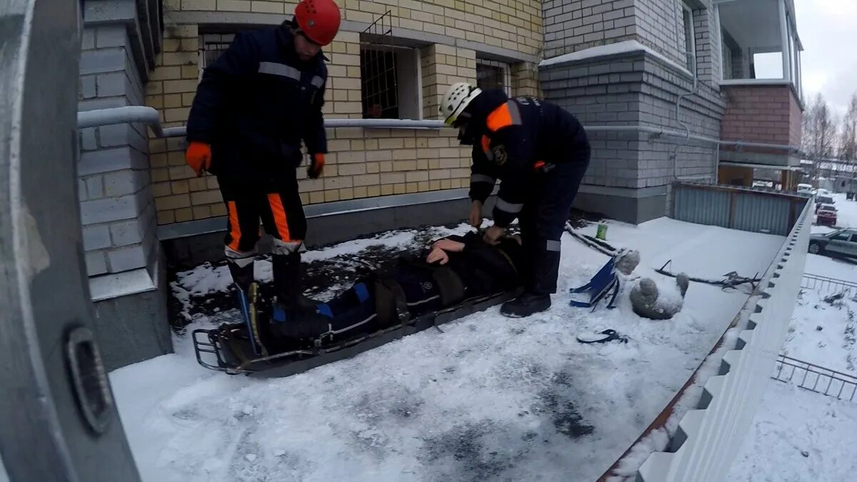 3 мальчика под окном