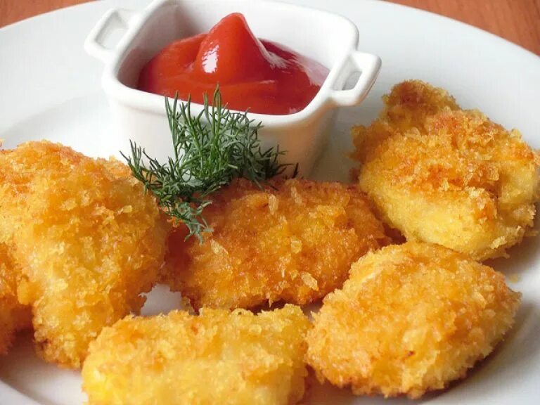 Домашний наггетсы рецепт куриные на сковороде. Нагенцы 1. наггетсы куриные. наггетсы домашние. наггетсы из курицы.