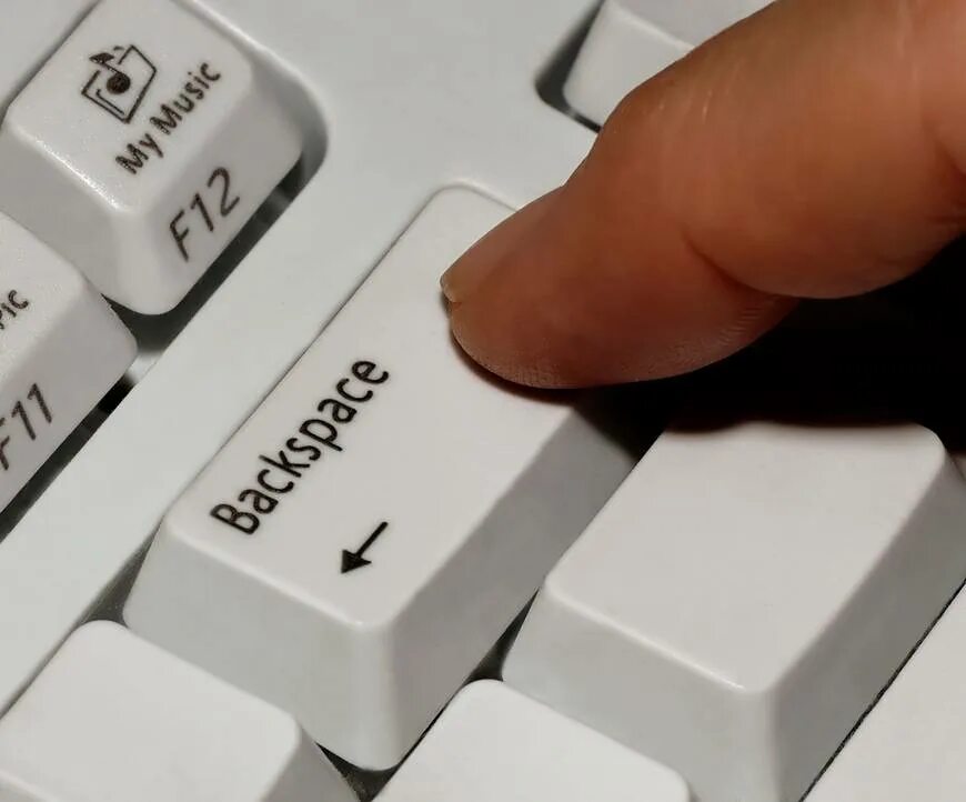 Что такое Backspace на клавиатуре компьютера. Кнопка Backspace на клавиатуре. Клавиша бэкспейс на клавиатуре. Кнопка бэкспейс на клавиатуре ноутбука.