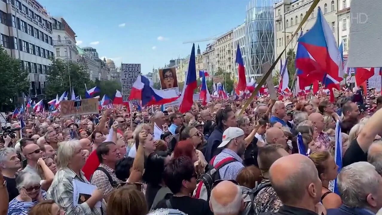 Чехия против россии. Митинг. Митинг против войны. Митинг в Чехии. Демонстрация в Чехии.