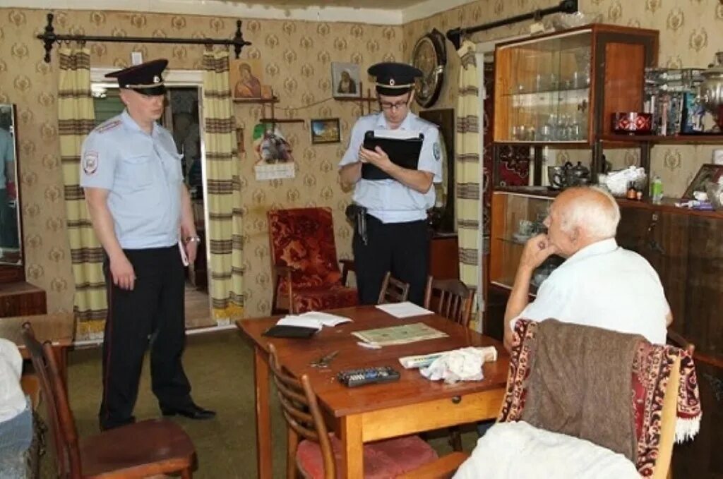 Домашнее тн. Полиция задержала пенсионера. Полиция задержала пенсионера который выращивал клубнику тоннами. Полиция дома у пенсионера. Полицейский у дедушки в дома.