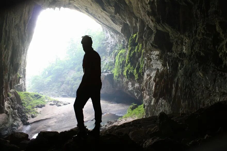 Caves adventures. Человек из пещеры. Человек выходит из пещеры. Пещера на улице. Человек на выходе из пещеры.