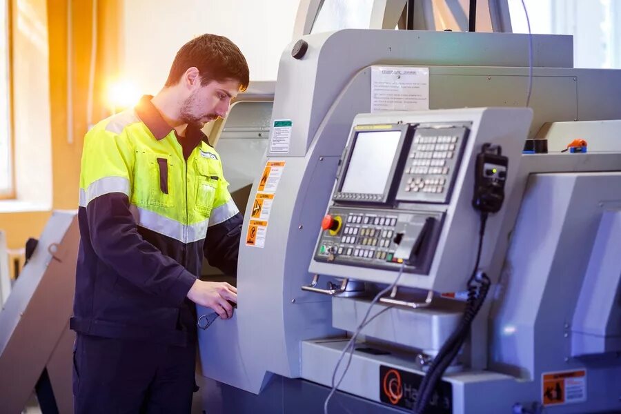 Оператор станка чпу без опыта. Наладчик станков с чпу fanuc. наладчик-оператор токарного станка с чпу fanuc. оператор станков стойка фанук чпу. оператор станка с чпу (фрезерная группа, токарная группа).