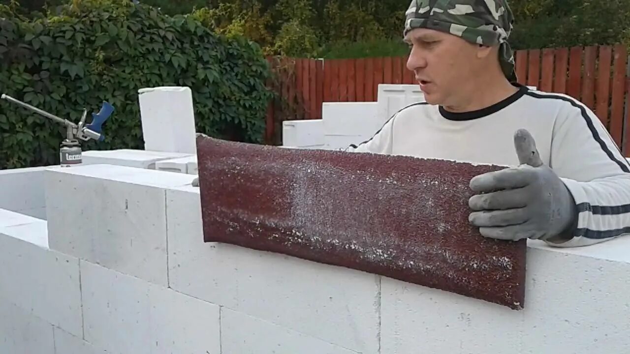 Клей для газобетона. Пена технониколь для газобетона. Ложим газоблок на пену. Кладка газобетона. Пеноблок.