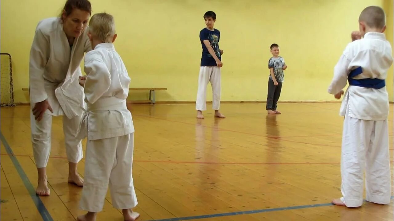 Тренировка карате. Гимнастика карате. Blazepodтренировки каратистов. Кореец каратист. Гимнастика карате.