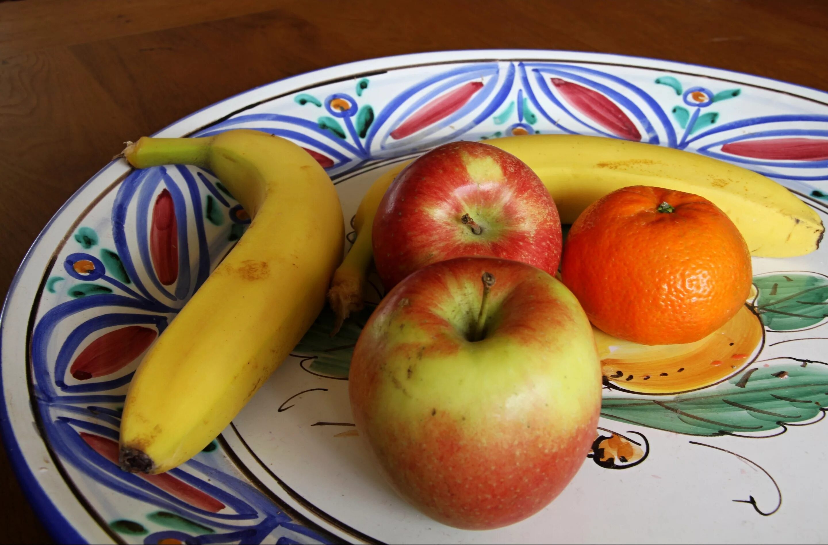 I like bananas apples. Фрукты бананы яблоки. Яблоко на тарелке. Яблоко банан апельсин. Фрукты на столе.