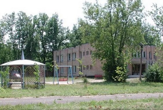 Дол салют поселок володарского. Дол салют поселок володарского. Лагерь салют московская область володарского. Лагерь салют московская область володарского. Оздоровительный комплекс салют володарского.
