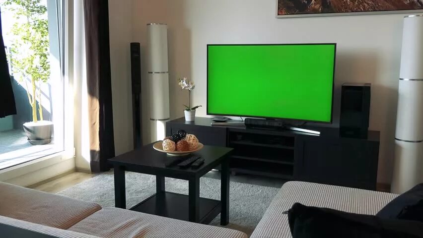 Телевизор квартира включить. Обычная комната с телевизором. Телевизор с зеленым экраном. Зеленый экран телевизора в комнате. Комната с телевизором с зеленым фоном.