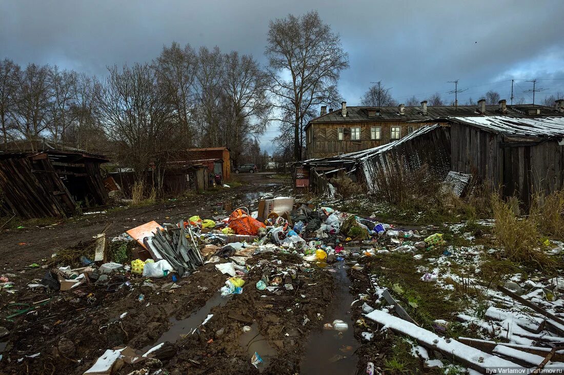 Рос в бедноте. Убогий двор. Грязный двор. Грязная Россия. Грязный город.