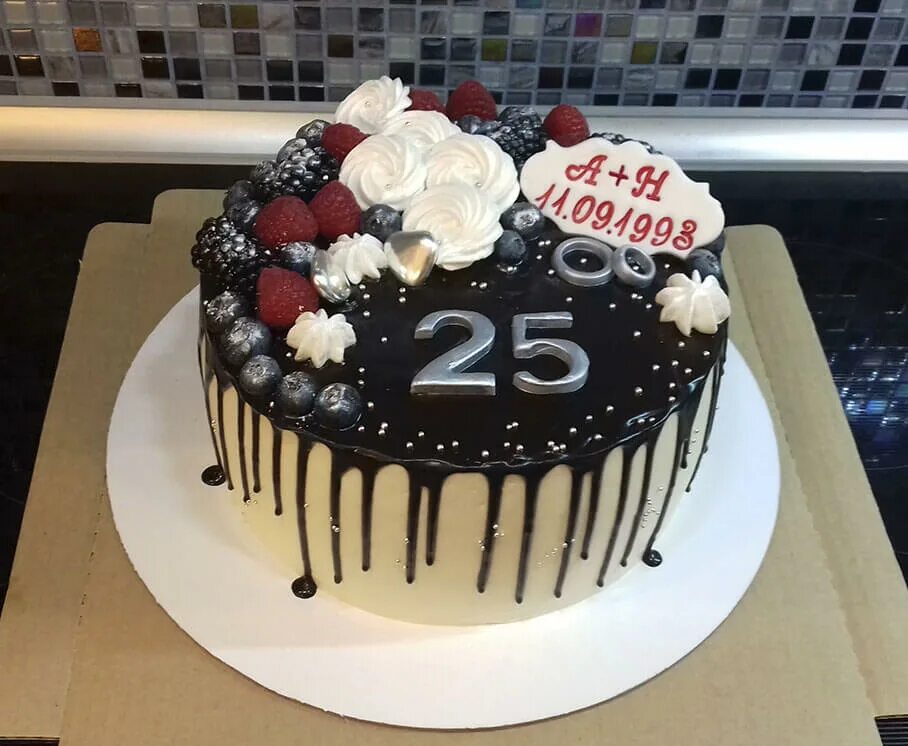 Украшение торта на 25 лет. Торт на 18 летие. Украсить торт 25 лет. Торт на 20 лет девушке. Торты на день рождения девушке 20