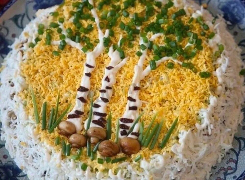 салат берёзовая роща с черносливом и грибами. салат белая берёза с черносливом. салат роща. салат берёзовая роща с черносливом и грибами. украшение салатов на праздничный стол.